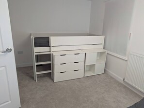 1 habitación, tabla de planchar con plancha y internet 