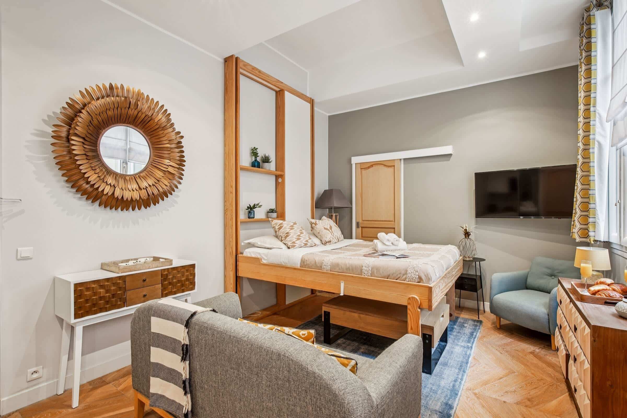 1 makuuhuone, työpöytä, silitysrauta/-lauta, vauvan matkasänky