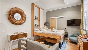 1 dormitorio, escritorio, tabla de planchar con plancha y cuna de viaje