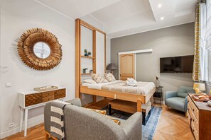 1 habitación, escritorio, tabla de planchar con plancha y cuna de viaje