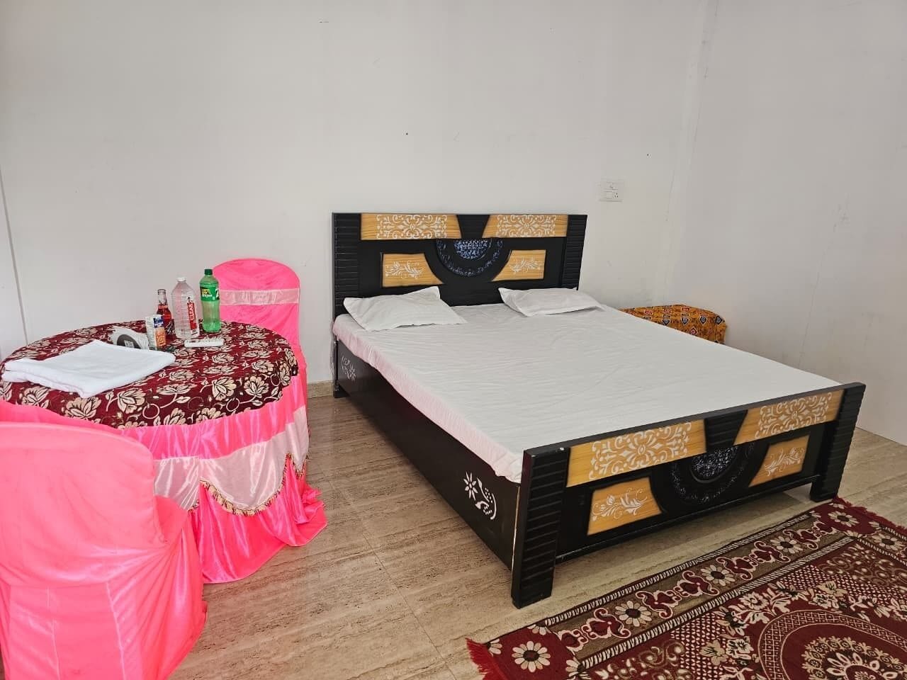 Desk, laptop workspace, free WiFi, bed sheets