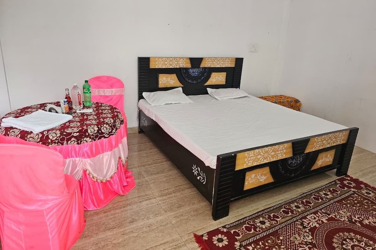 Desk, laptop workspace, free WiFi, bed sheets