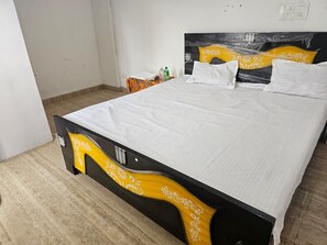 Desk, laptop workspace, free WiFi, bed sheets