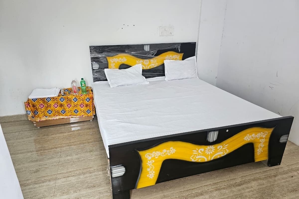 Desk, laptop workspace, free WiFi, bed sheets