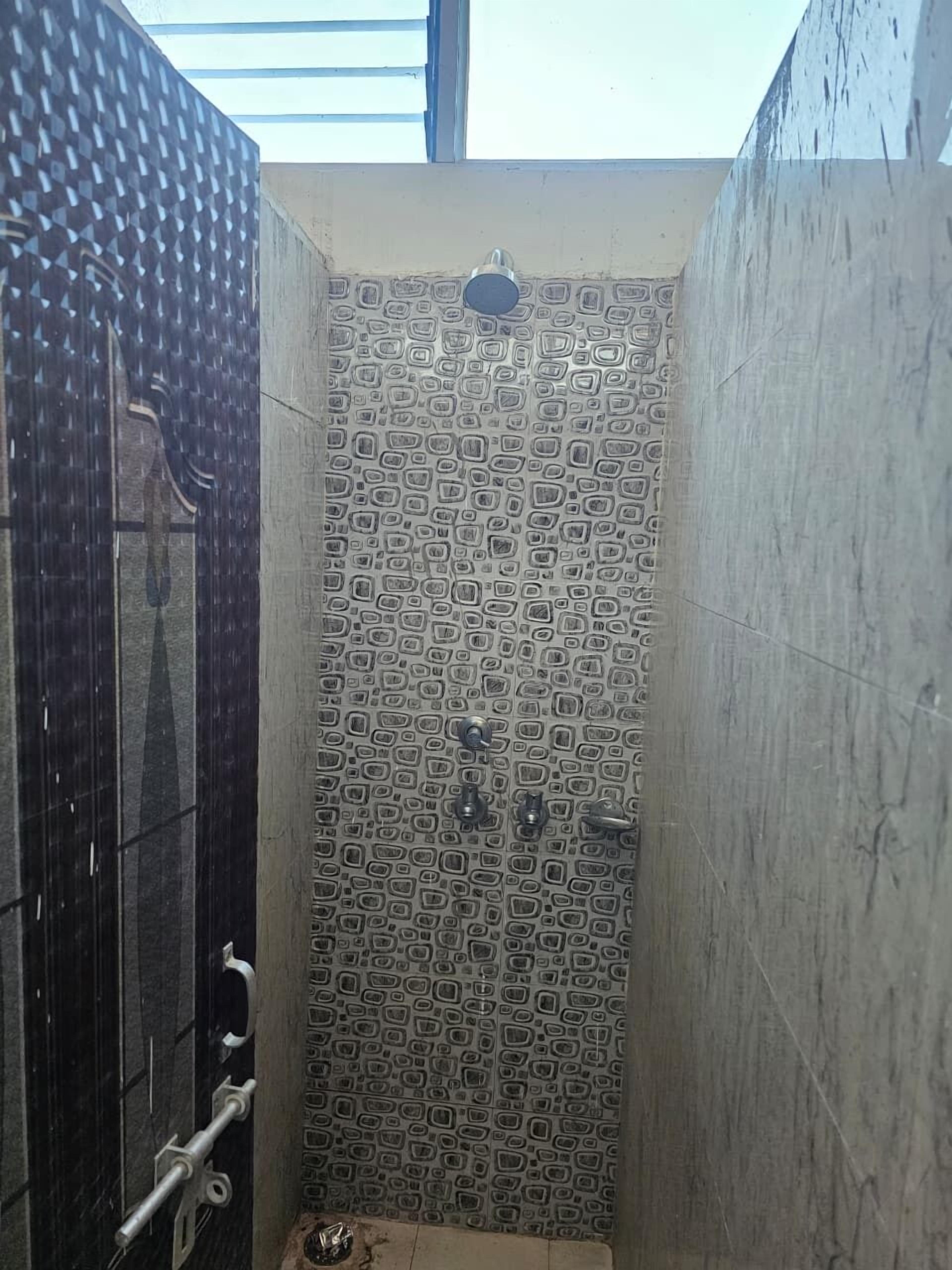 Asrama Umum | Kamar mandi | Shower, handuk, sabun, dan sampo
