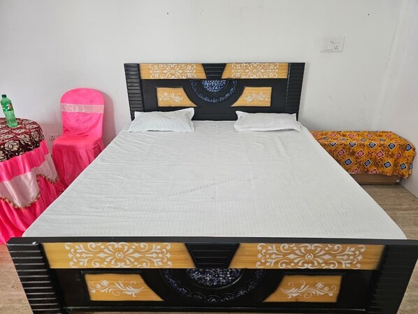 Desk, laptop workspace, free WiFi, bed sheets