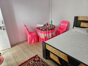 Escritorio, espacio para trabajar con laptop y wifi gratis 