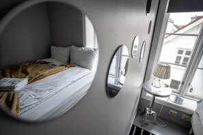 2 bedrooms, iron/ironing board, internet, bed sheets