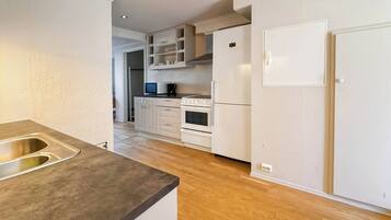 Kjøleskap, mikrobølgeovn, ovn og kokeplater