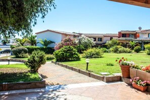 Property grounds - Apartment with Pool and Private Parking (Budoni)