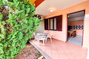 Outdoor dining - Apartment with Pool and Private Parking (Budoni)