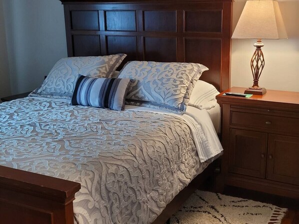 Desk, iron/ironing board, WiFi, bed sheets