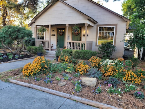 Craftsman 4-bedroom 2 bath cottage/walk to parks, shops & eats downtown