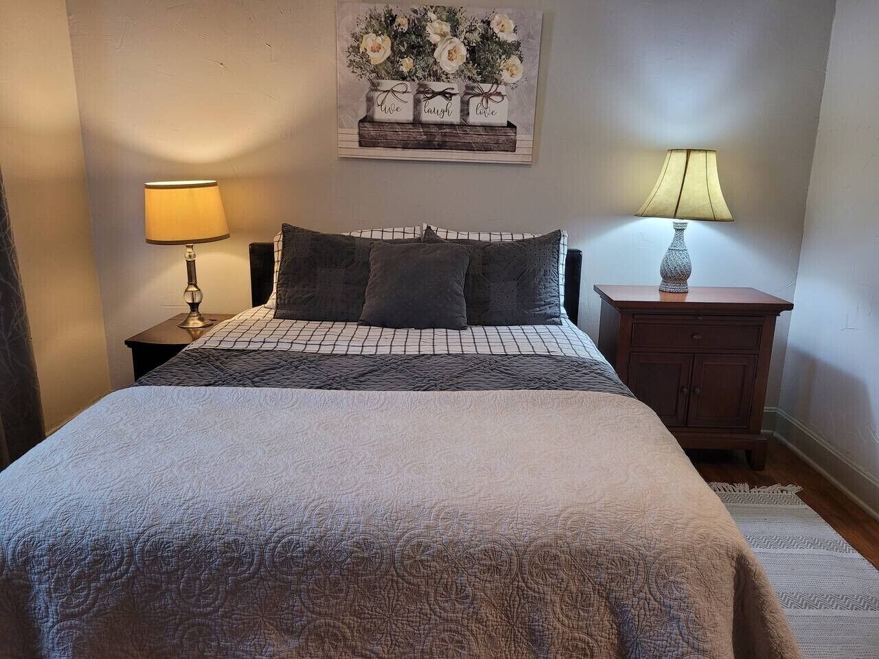 Desk, iron/ironing board, WiFi, bed sheets
