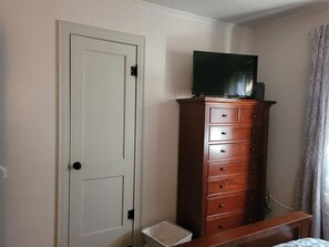 Desk, iron/ironing board, WiFi, bed sheets