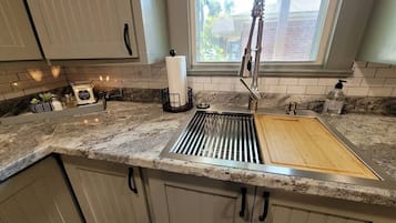 Coffee/tea maker, fridge, microwave, oven