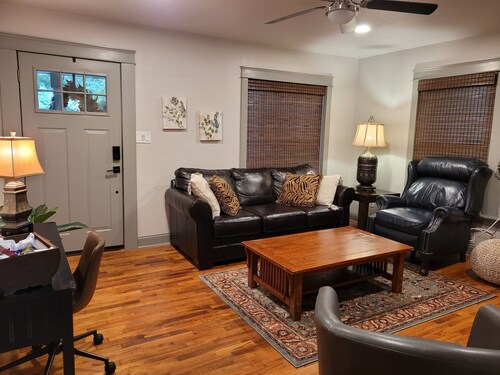 Craftsman 4-bedroom 2 bath cottage/walk to parks, shops & eats downtown