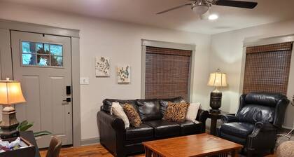 Craftsman 4-bedroom 2 bath cottage/walk to parks, shops & eats downtown