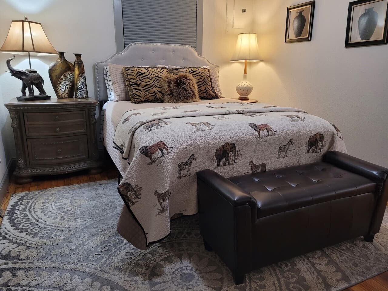 Desk, iron/ironing board, WiFi, bed sheets