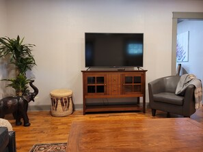 TV - Craftsman 4-bedroom 2 bath cottage/walk to parks, shops & eats downtown (Fort Smith)