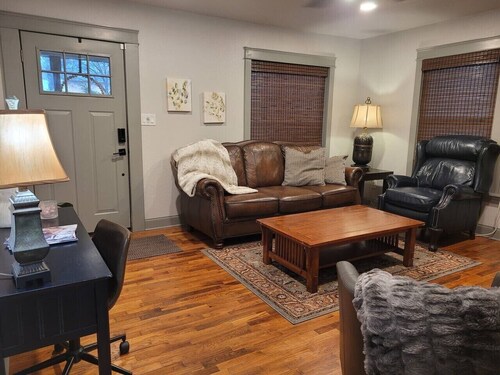 Craftsman 4-bedroom 2 bath cottage/walk to parks, shops & eats downtown