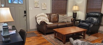 Craftsman 4-bedroom 2 bath cottage/walk to parks, shops & eats downtown
