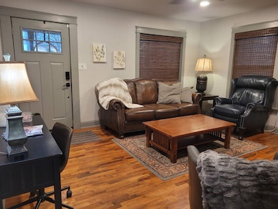 Craftsman 4-bedroom 2 bath cottage/walk to parks, shops & eats downtown