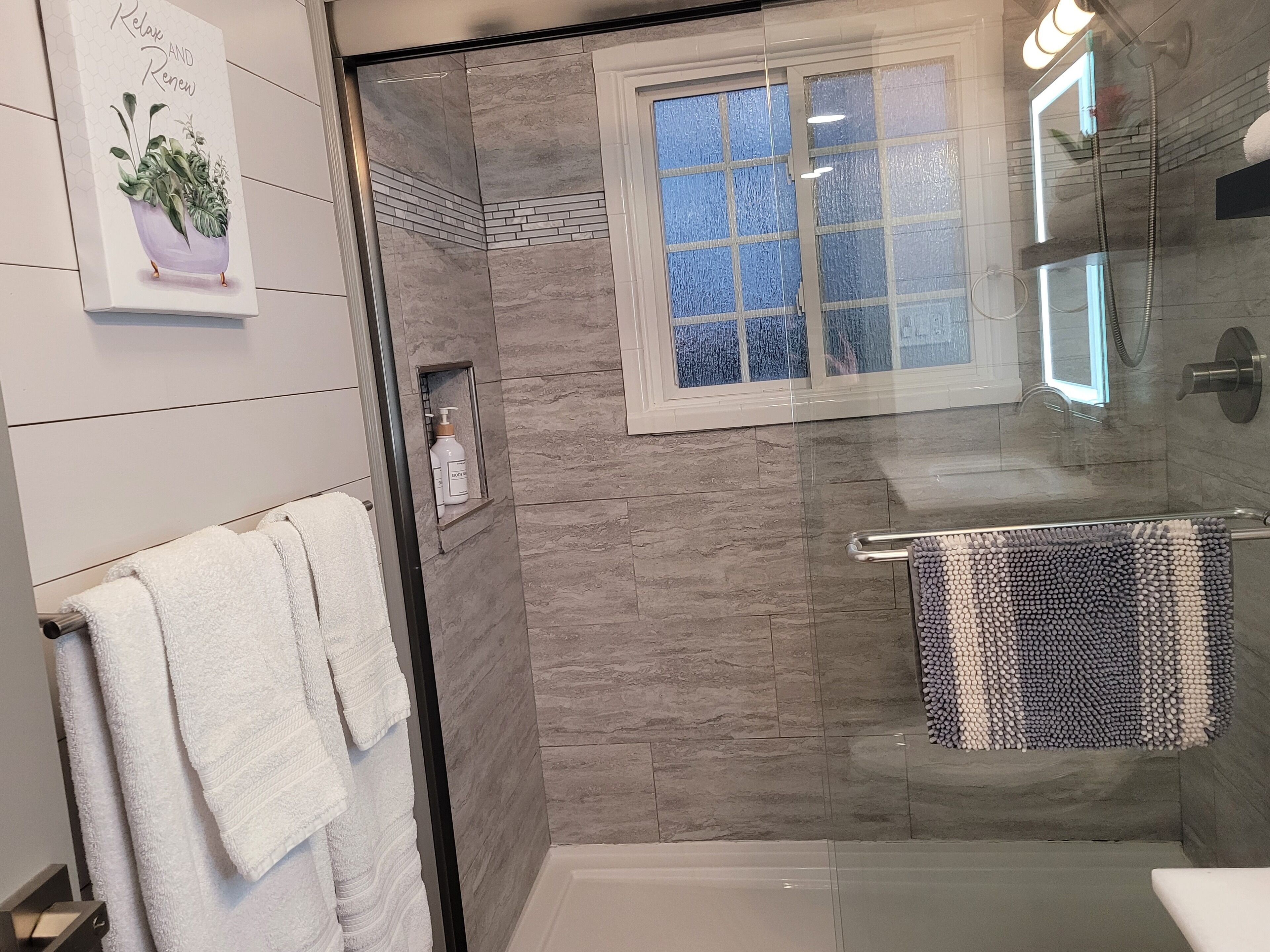 Dusche, Haartrockner, Handtücher, Seife