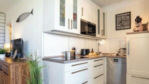 Coffee/tea maker, fridge, microwave, stovetop - Ferienpark Heiligenhafen House I Apartment 04.02 (Heiligenhafen)