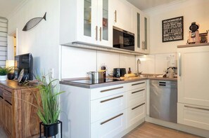 Coffee/tea maker, fridge, microwave, stovetop - Ferienpark Heiligenhafen House I Apartment 04.02 (Heiligenhafen)