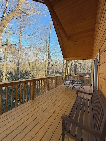 屋外ダイニングエリア. NEW Modern Cabin, King Bed, Fire Pit, Full Kitchen