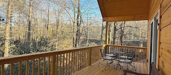 NEW Modern Cabin, King Bed, Fire Pit, Full Kitchen