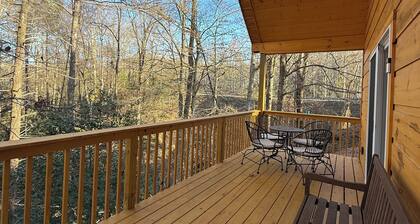 NEW Modern Cabin, King Bed, Fire Pit, Full Kitchen