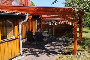 Outdoor dining - To the horse paddock (Zislow)