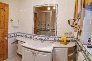 Shower, hair dryer - Holiday apartment with 2 bedrooms (Seebad Bansin)