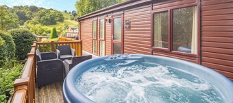 Modern and stylish timber clad holiday home with one double and two twin.