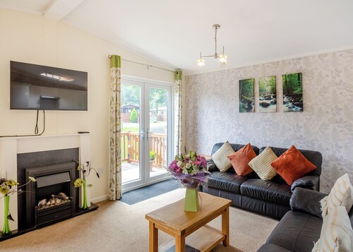 Modern and stylish timber clad holiday home with one double and two twin.