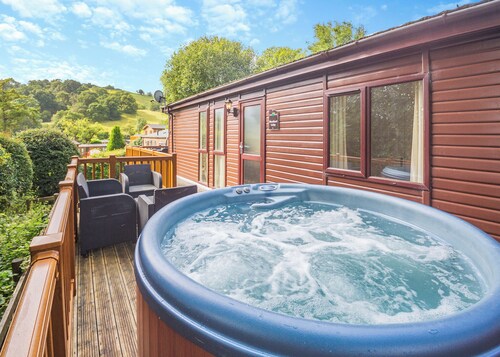 Modern and stylish timber clad holiday home with one double and two twin.