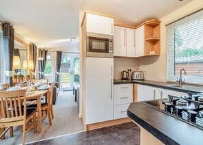 Fridge, oven, stovetop, toaster - 2 bedroom accommodation in Bala, (Bala,)
