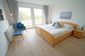 2 bedrooms, desk, travel cot, free WiFi - Holiday apartment with 1 bedroom (Cuxhaven)