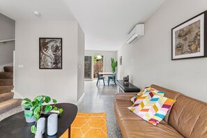 Smart TV - Convenient Bayside Living at the Edge of the City (Port Melbourne)