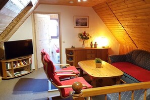 Smart-TV, Kamin, Bücher