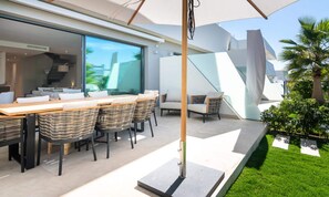 Outdoor dining - Holiday Home in La Cala With Plunge Pool (Mijas)