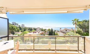 Outdoor dining - Apartment in Cannes With Sea Views (Cannes)