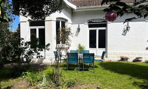 Outdoor dining - Charming Family Home With Garden, a Stone's Throw From Joigny Beach (Arcachon)