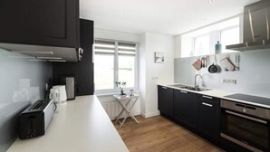 Cafetera y tetera, refrigerador, microondas y horno