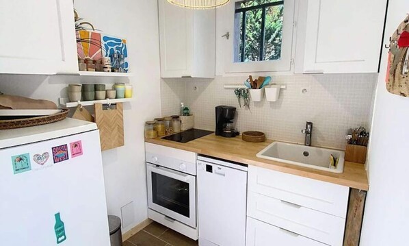 Microondas, lavavajillas, utensilios de cocina