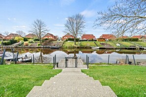 Property grounds - Holiday home in Timmel with swimming pool (Timmel)