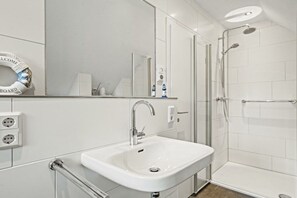 Shower, hair dryer, bidet - Holiday home in Timmel with swimming pool (Timmel)
