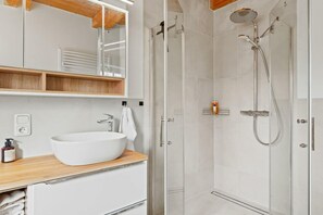 Shower, hair dryer - Holiday apartment with 2 bedrooms (Timmel)